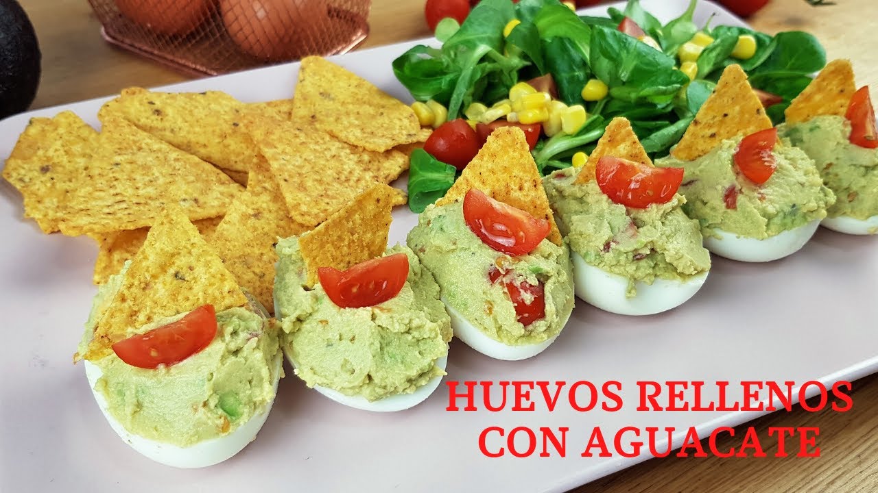 huevos rellenos de aguacate y tomate