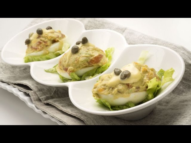 huevos rellenos de salmón y aguacate
