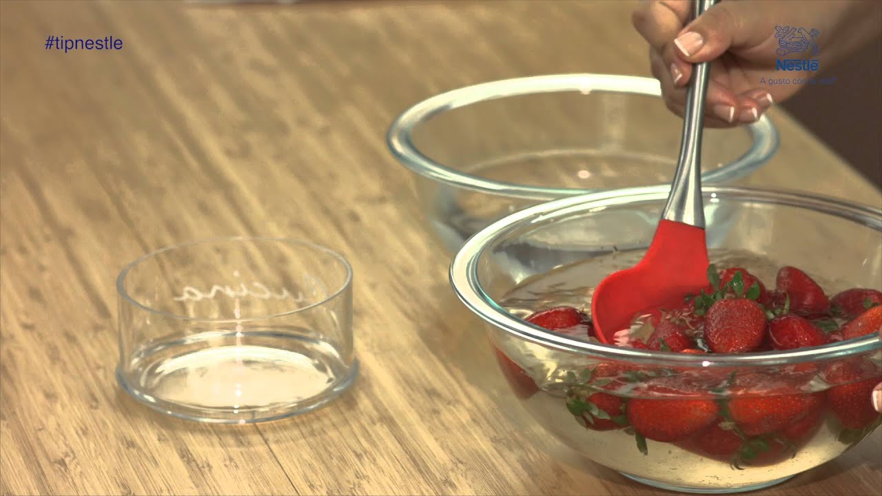 porque se le echa vinagre a las fresas