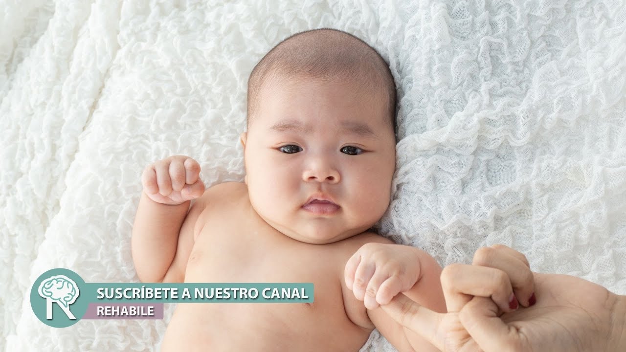 niño de 2 años con puños cerrados