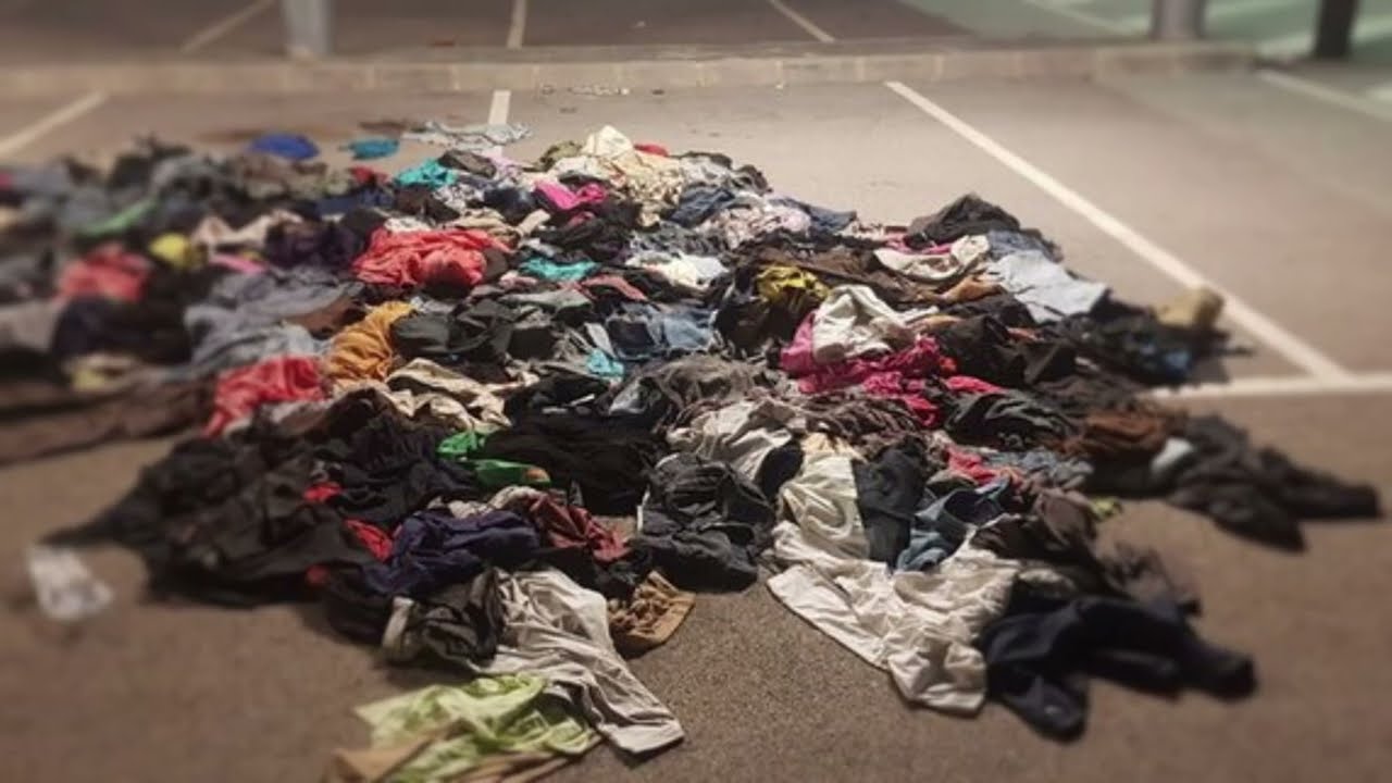 soñar con ropa tirada en el suelo