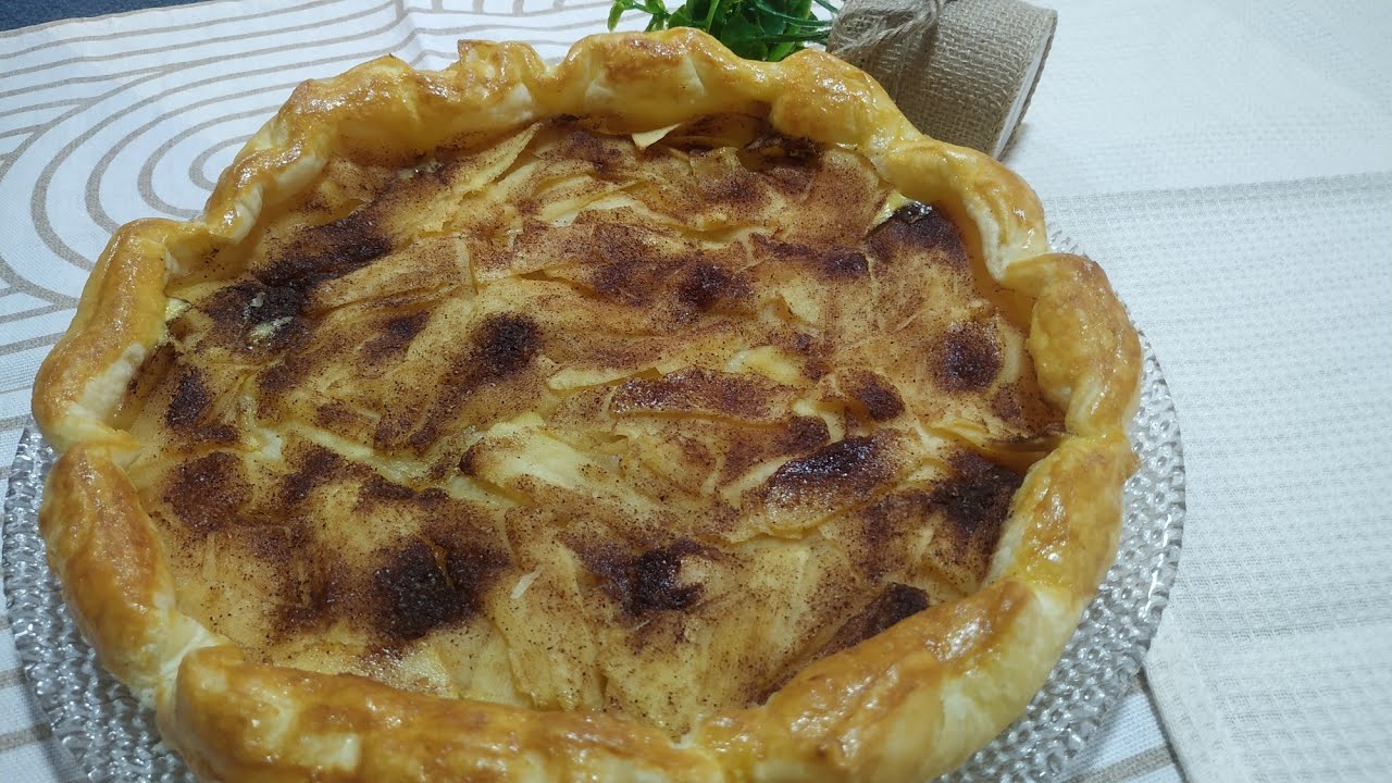 tarta de manzana con hojaldre y azúcar moreno
